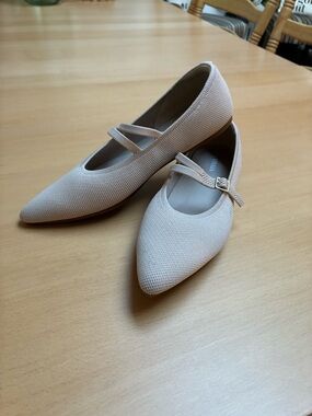 Vivaia Pointed Mary Jane Flats in Light Beige. Pretty straps Size 43 (11) Classy